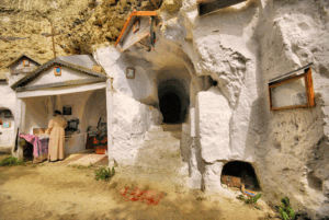 Скальный монастырь в Бакоте